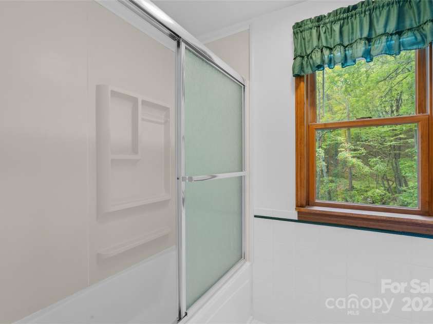 315 Morgan Branch Road, Leicester, NC 28748.  MLS# CAR4252510, YatesRealty ID 2922. Main Bath