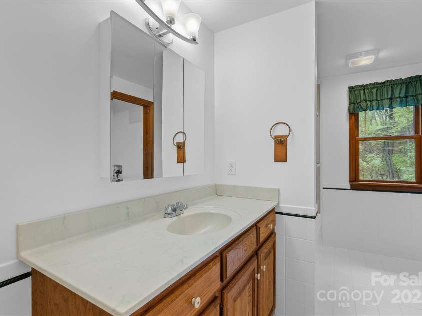 315 Morgan Branch Road, Leicester, NC 28748.  MLS# CAR4252510, YatesRealty ID 2922. Main Bath
