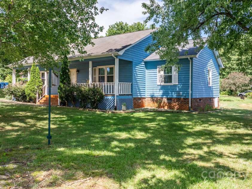 1776 Castlewood Court, Hickory, NC 28602.  MLS# CAR4286898, YatesRealty ID 29221. 