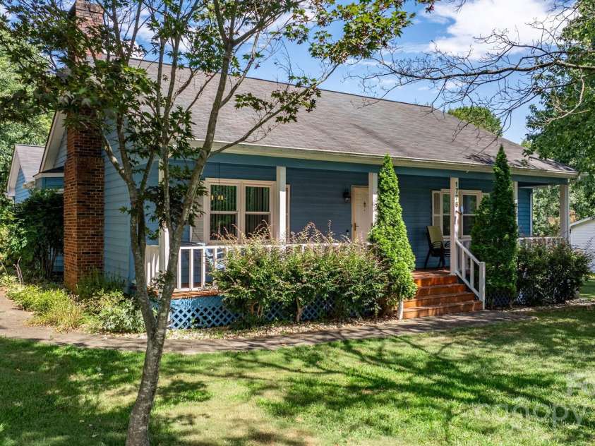 1776 Castlewood Court, Hickory, NC 28602.  MLS# CAR4286898, YatesRealty ID 29221. 