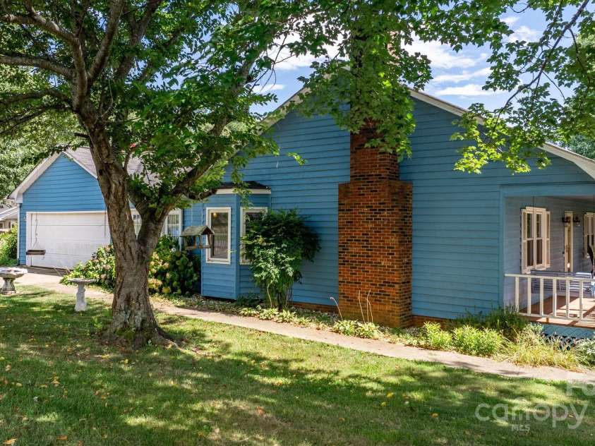 1776 Castlewood Court, Hickory, NC 28602.  MLS# CAR4286898, YatesRealty ID 29221. 