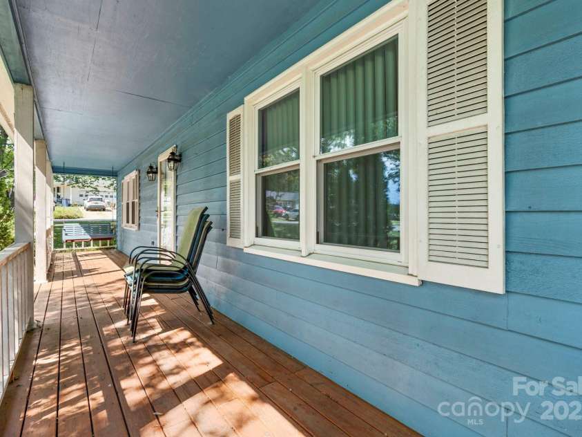 1776 Castlewood Court, Hickory, NC 28602.  MLS# CAR4286898, YatesRealty ID 29221. 