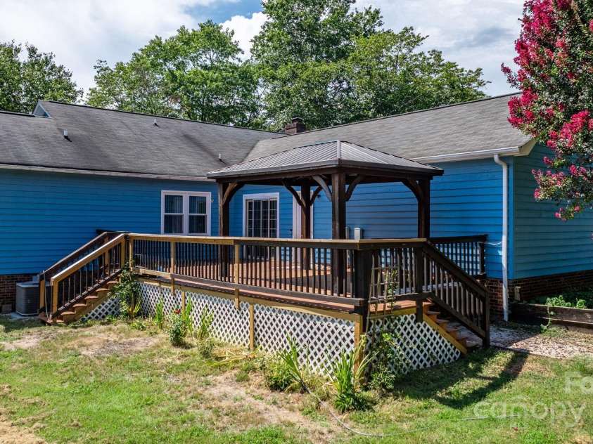 1776 Castlewood Court, Hickory, NC 28602.  MLS# CAR4286898, YatesRealty ID 29221. 