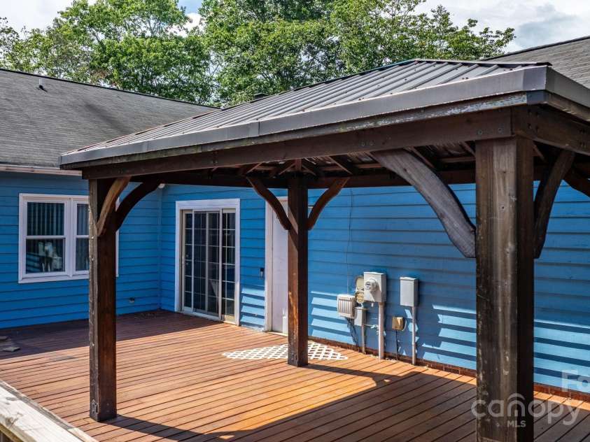 1776 Castlewood Court, Hickory, NC 28602.  MLS# CAR4286898, YatesRealty ID 29221. 