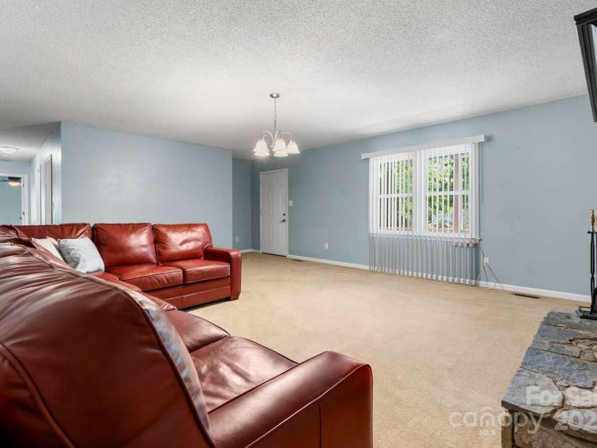 1776 Castlewood Court, Hickory, NC 28602.  MLS# CAR4286898, YatesRealty ID 29221. 