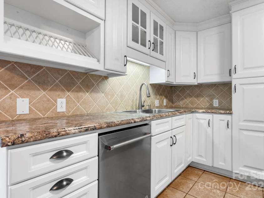 1776 Castlewood Court, Hickory, NC 28602.  MLS# CAR4286898, YatesRealty ID 29221. 