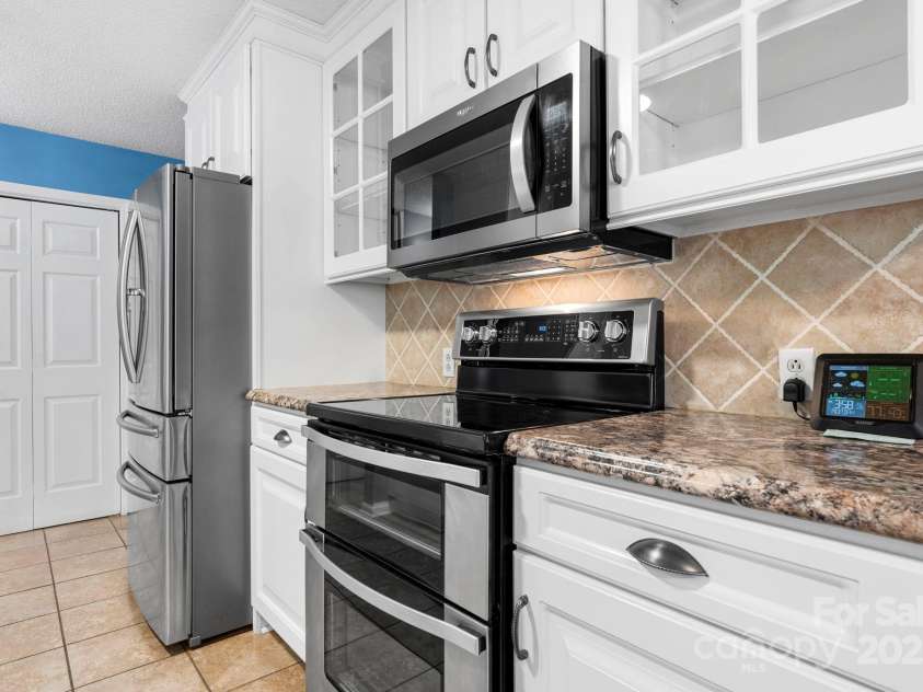 1776 Castlewood Court, Hickory, NC 28602.  MLS# CAR4286898, YatesRealty ID 29221. 