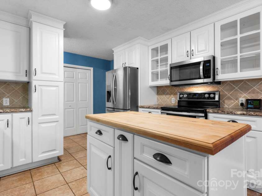 1776 Castlewood Court, Hickory, NC 28602.  MLS# CAR4286898, YatesRealty ID 29221. 