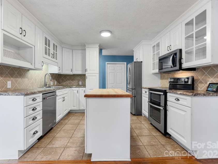 1776 Castlewood Court, Hickory, NC 28602.  MLS# CAR4286898, YatesRealty ID 29221. 