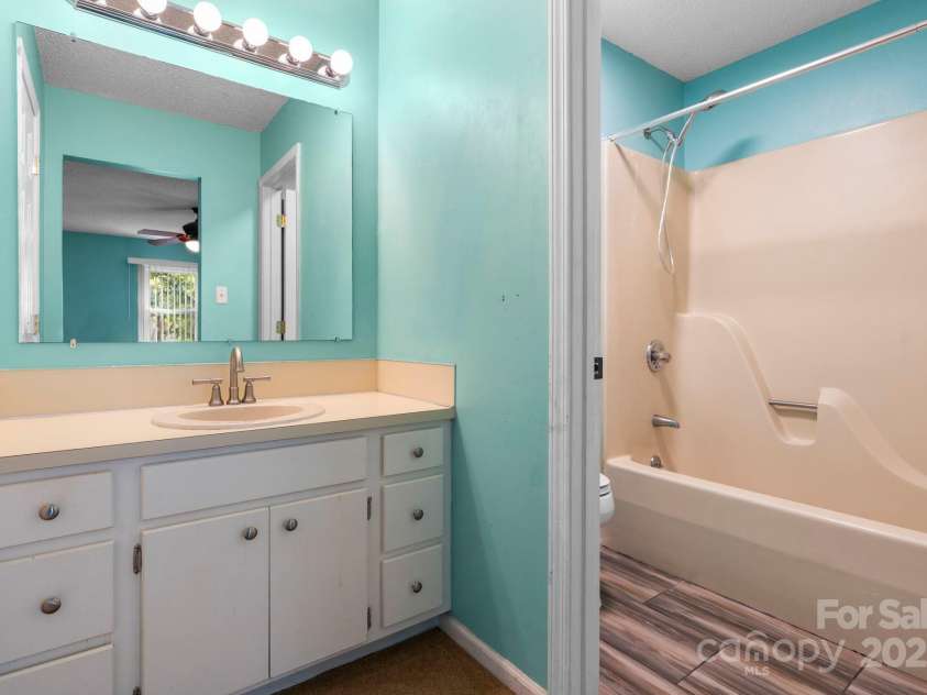 1776 Castlewood Court, Hickory, NC 28602.  MLS# CAR4286898, YatesRealty ID 29221. 