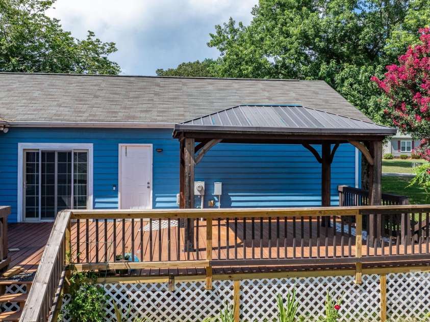 1776 Castlewood Court, Hickory, NC 28602.  MLS# CAR4286898, YatesRealty ID 29221. 