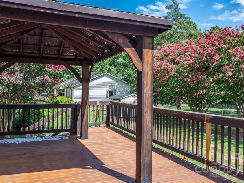 1776 Castlewood Court, Hickory, NC 28602.  MLS# CAR4286898, YatesRealty ID 29221. 