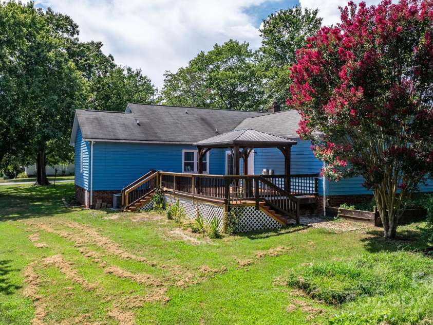 1776 Castlewood Court, Hickory, NC 28602.  MLS# CAR4286898, YatesRealty ID 29221. 