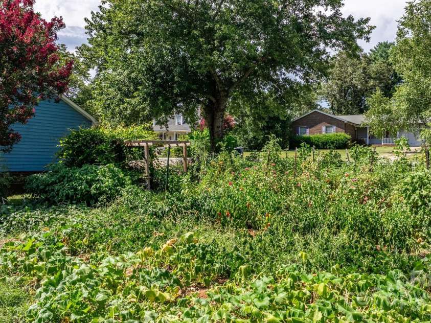 1776 Castlewood Court, Hickory, NC 28602.  MLS# CAR4286898, YatesRealty ID 29221. 