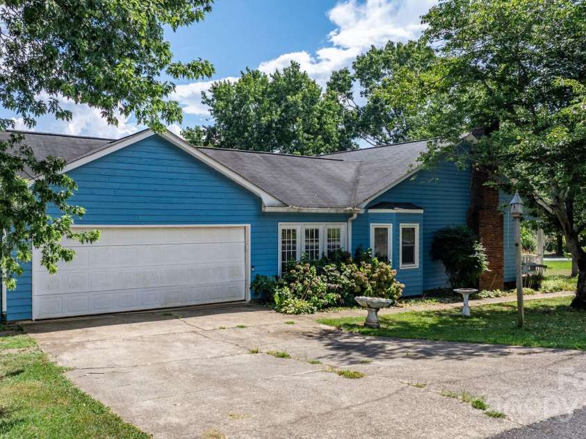 1776 Castlewood Court, Hickory, NC 28602.  MLS# CAR4286898, YatesRealty ID 29221. 