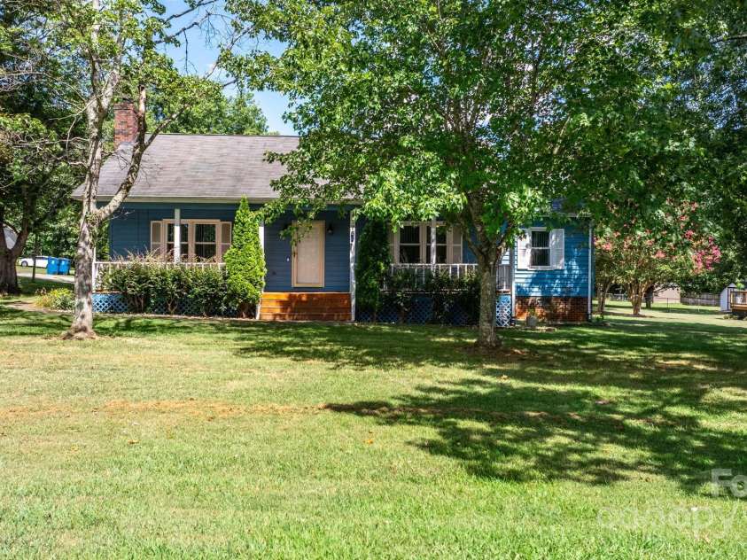 1776 Castlewood Court, Hickory, NC 28602.  MLS# CAR4286898, YatesRealty ID 29221. 