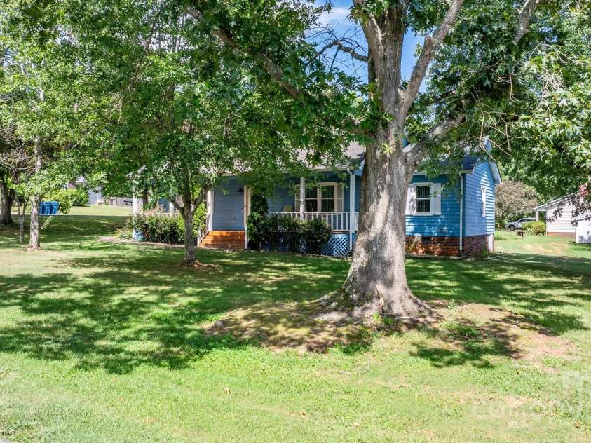 1776 Castlewood Court, Hickory, NC 28602.  MLS# CAR4286898, YatesRealty ID 29221. 