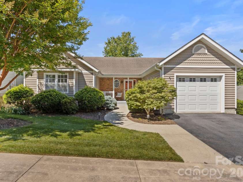237 Charlestown Drive, Hendersonville, NC 28792.  MLS# CAR4390917, YatesRealty ID 29222. 