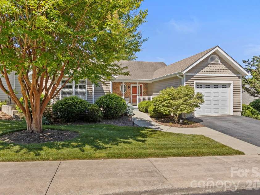 237 Charlestown Drive, Hendersonville, NC 28792.  MLS# CAR4390917, YatesRealty ID 29222. 