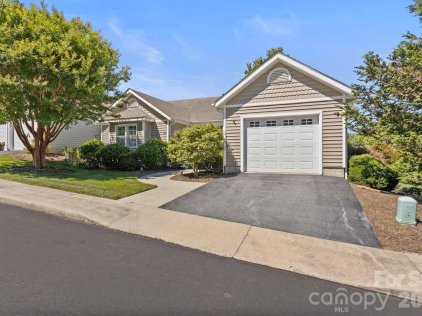 237 Charlestown Drive, Hendersonville, NC 28792.  MLS# CAR4390917, YatesRealty ID 29222. 