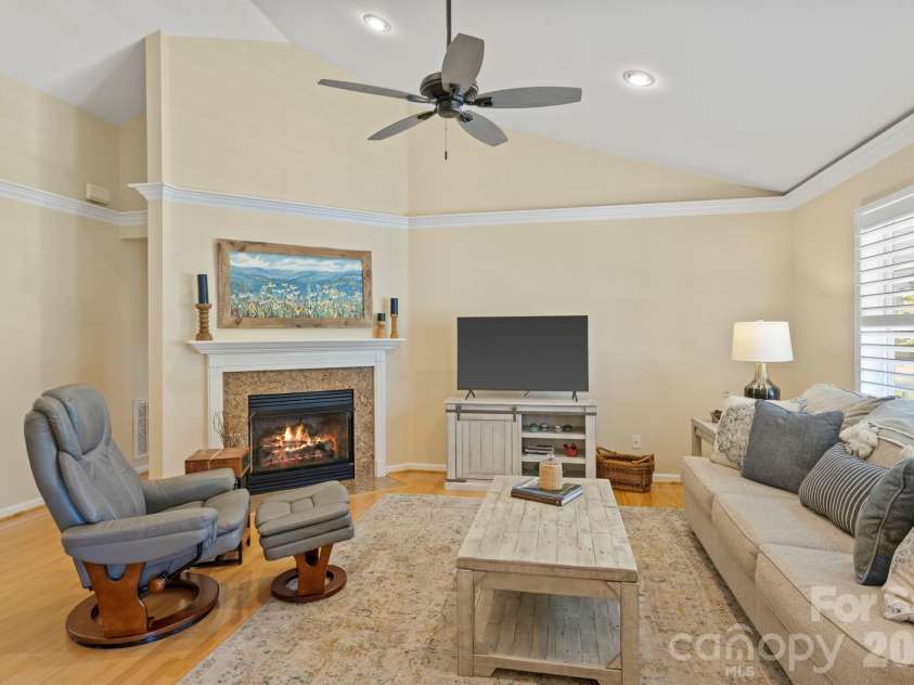 237 Charlestown Drive, Hendersonville, NC 28792.  MLS# CAR4390917, YatesRealty ID 29222. 