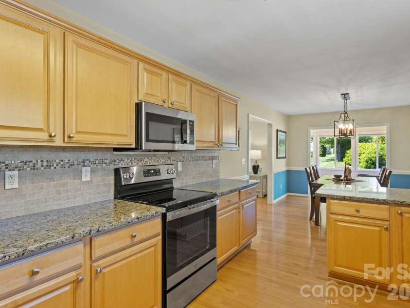 237 Charlestown Drive, Hendersonville, NC 28792.  MLS# CAR4390917, YatesRealty ID 29222. 