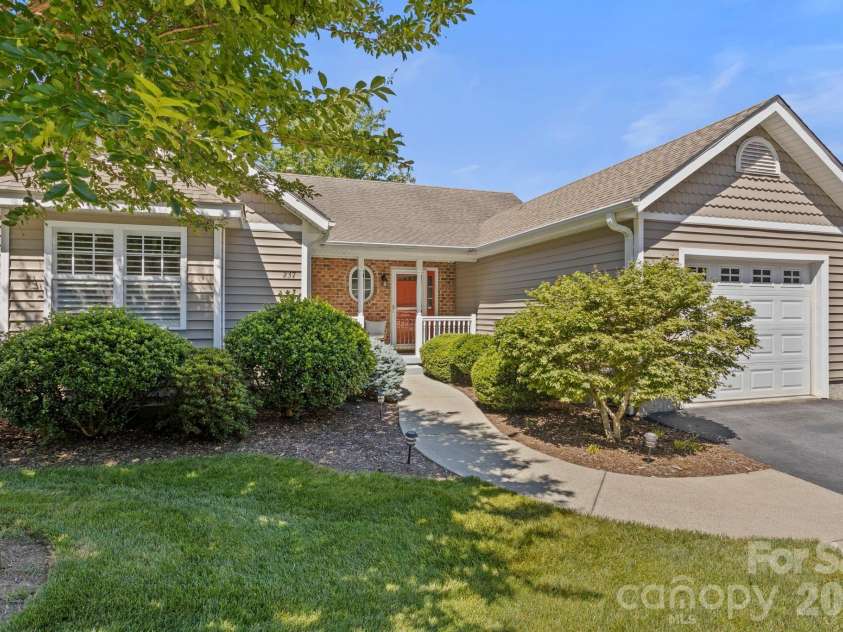 237 Charlestown Drive, Hendersonville, NC 28792.  MLS# CAR4390917, YatesRealty ID 29222. 