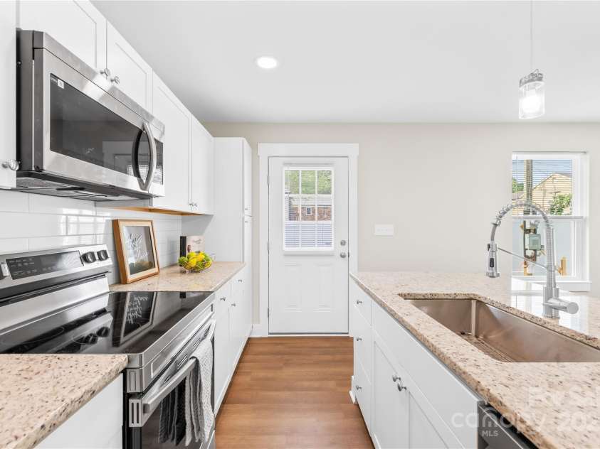 500 North Drive, Cherryville, NC 28021.  MLS# CAR4277226, YatesRealty ID 29222. Beautiful granite countertops and stainless appliances.