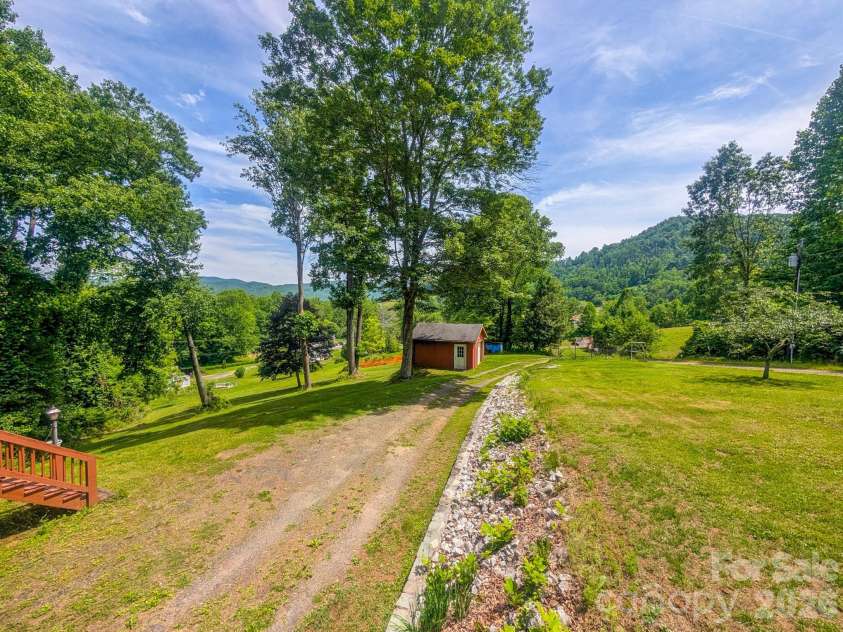 114 Dewberry Lane, Burnsville, NC 28705.  MLS# CAR4388919, YatesRealty ID 29224. 