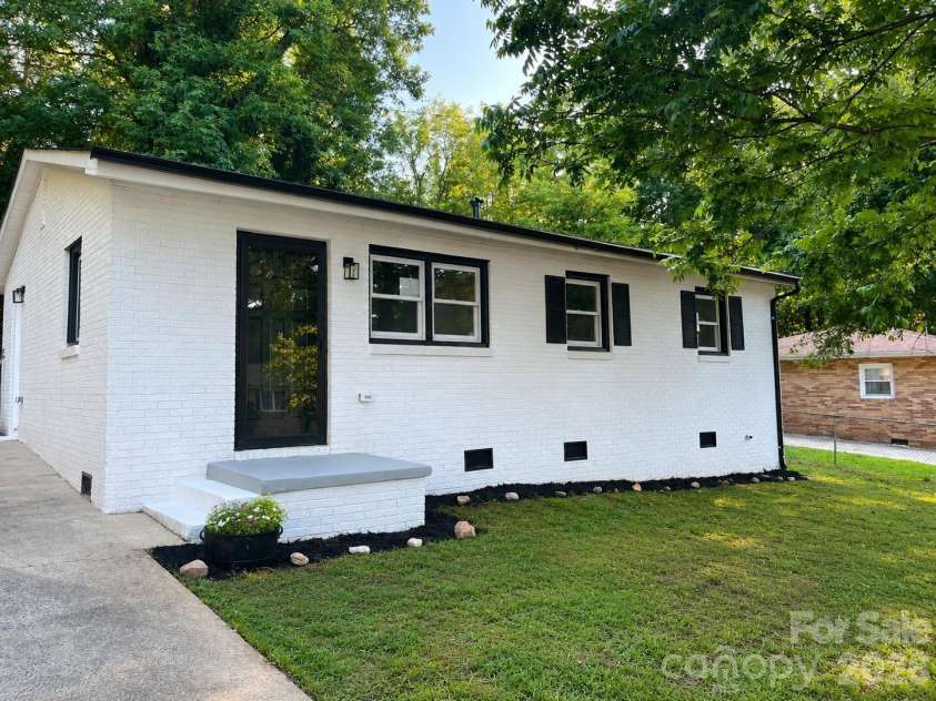 803 Dogwood Drive, Dallas, NC 28034.  MLS# CAR4391891, YatesRealty ID 29225. 