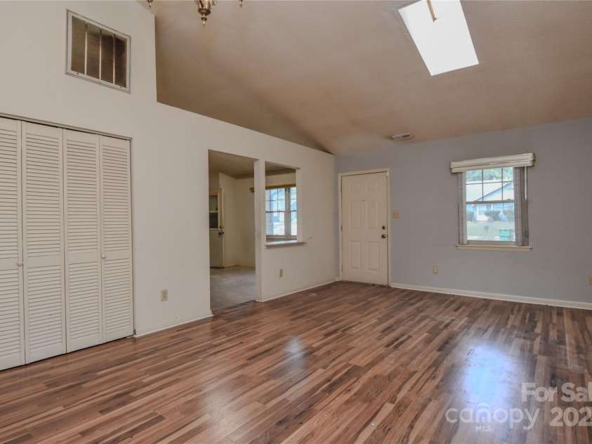 5418 Amado Street, Charlotte, NC 28215.  MLS# CAR4281433, YatesRealty ID 29226. 