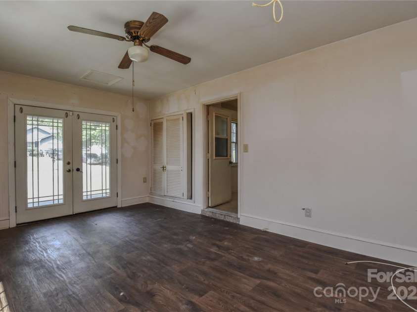 5418 Amado Street, Charlotte, NC 28215.  MLS# CAR4281433, YatesRealty ID 29226. 