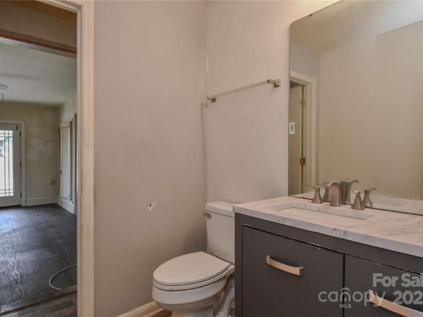 5418 Amado Street, Charlotte, NC 28215.  MLS# CAR4281433, YatesRealty ID 29226. 