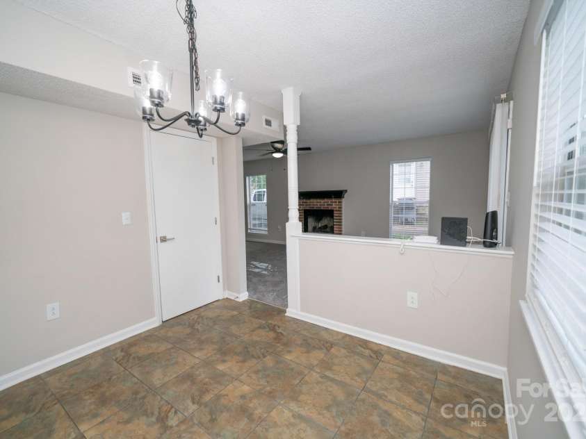 8125 Sheringham Way, Charlotte, NC 28227.  MLS# CAR4261059, YatesRealty ID 29230. Breakfast Area
