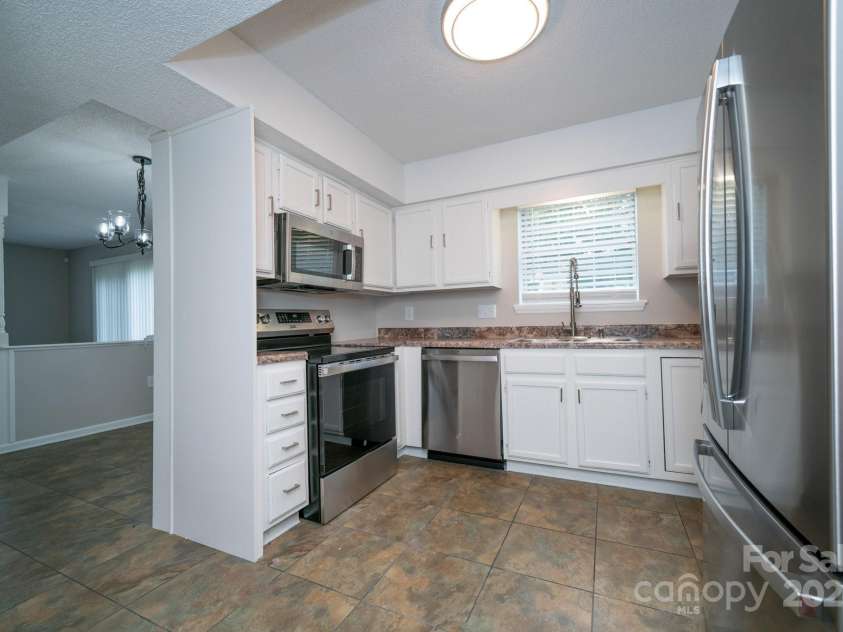 8125 Sheringham Way, Charlotte, NC 28227.  MLS# CAR4261059, YatesRealty ID 29230. Kitchen