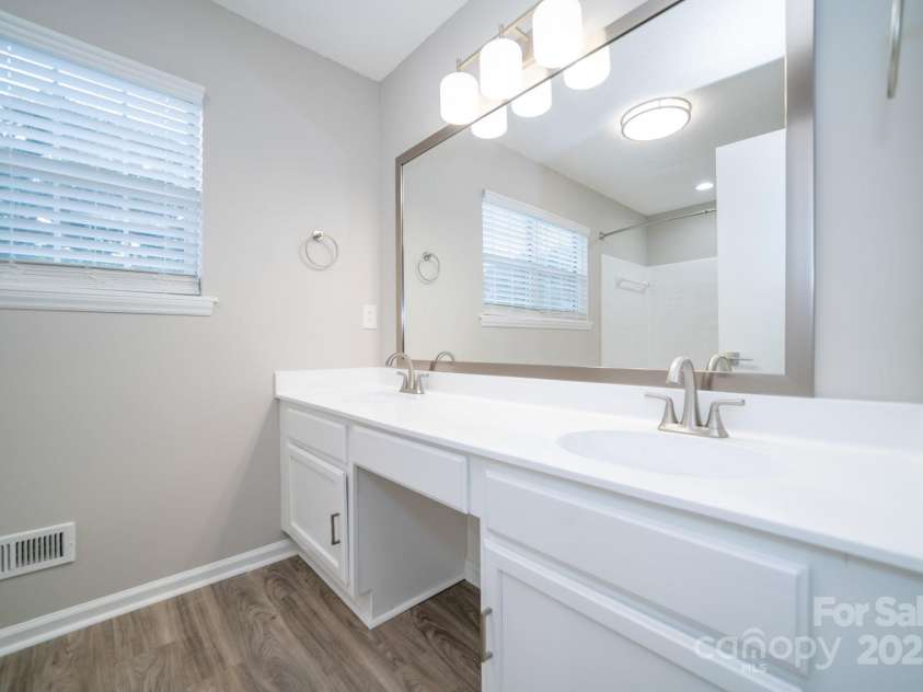 8125 Sheringham Way, Charlotte, NC 28227.  MLS# CAR4261059, YatesRealty ID 29230. Primary Bathroom