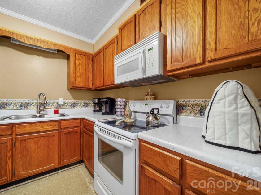 109 Carriage House Drive, Kannapolis, NC 28081.  MLS# CAR4387363, YatesRealty ID 29233. 