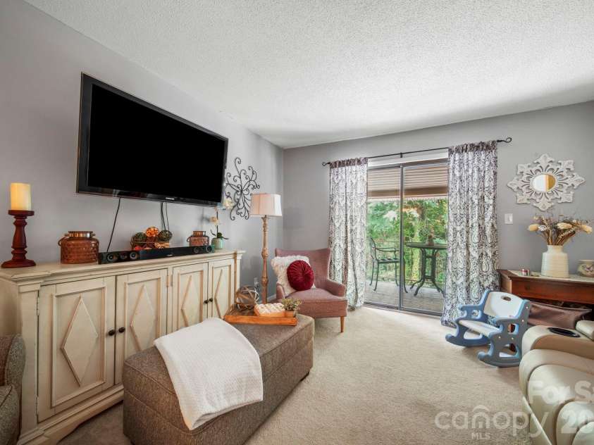 109 Carriage House Drive, Kannapolis, NC 28081.  MLS# CAR4387363, YatesRealty ID 29233. 