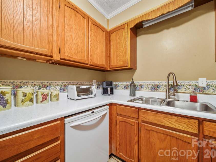 109 Carriage House Drive, Kannapolis, NC 28081.  MLS# CAR4387363, YatesRealty ID 29233. 