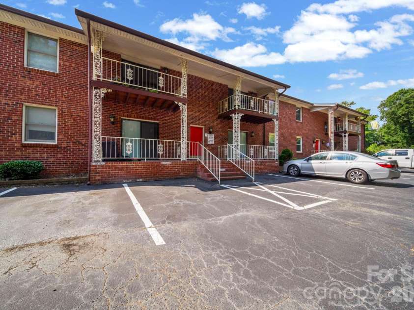 109 Carriage House Drive, Kannapolis, NC 28081.  MLS# CAR4387363, YatesRealty ID 29233. 