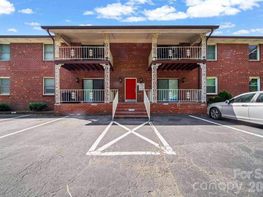 109 Carriage House Drive, Kannapolis, NC 28081.  MLS# CAR4387363, YatesRealty ID 29233. 