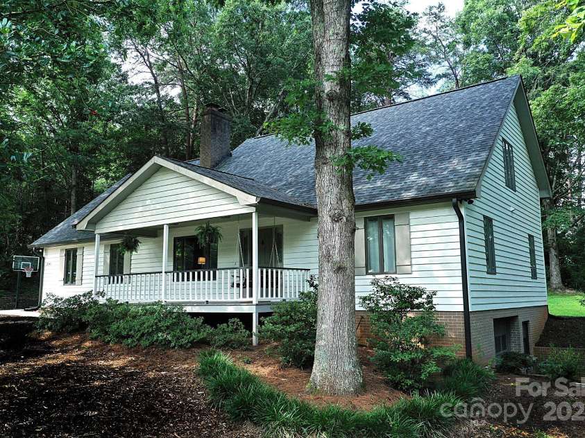 5643 Wesley Street, Hickory, NC 28601.  MLS# CAR4284826, YatesRealty ID 29234. 