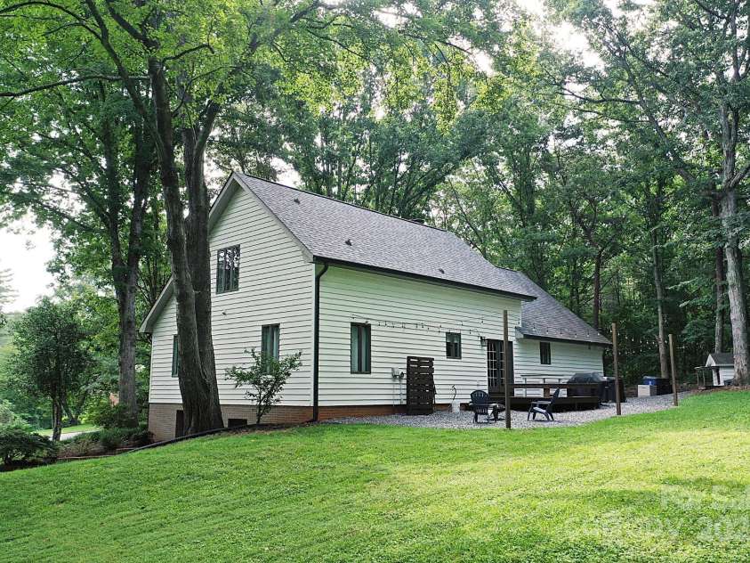 5643 Wesley Street, Hickory, NC 28601.  MLS# CAR4284826, YatesRealty ID 29234. 