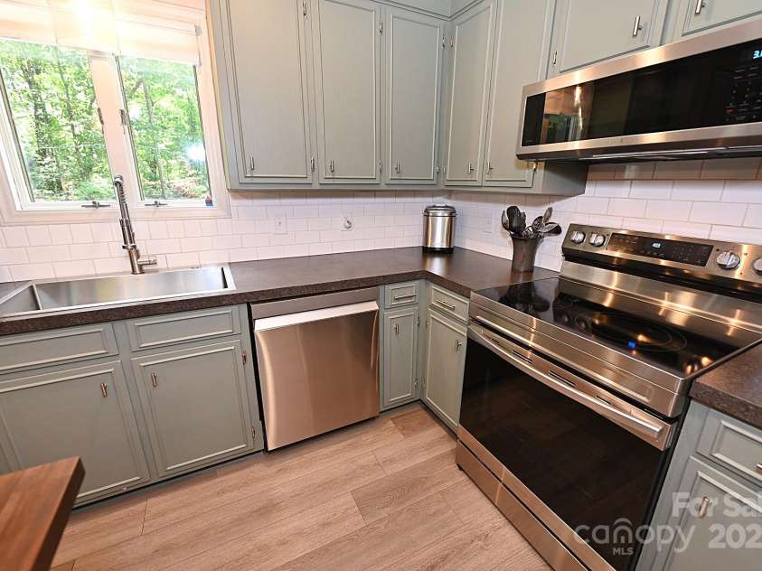 5643 Wesley Street, Hickory, NC 28601.  MLS# CAR4284826, YatesRealty ID 29234. 