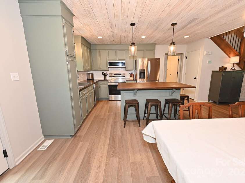 5643 Wesley Street, Hickory, NC 28601.  MLS# CAR4284826, YatesRealty ID 29234. 