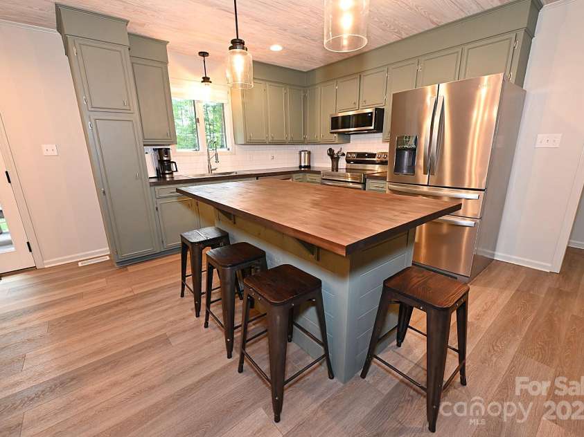 5643 Wesley Street, Hickory, NC 28601.  MLS# CAR4284826, YatesRealty ID 29234. 