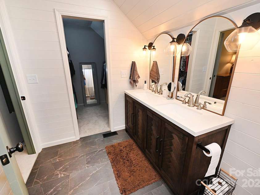 5643 Wesley Street, Hickory, NC 28601.  MLS# CAR4284826, YatesRealty ID 29234. 