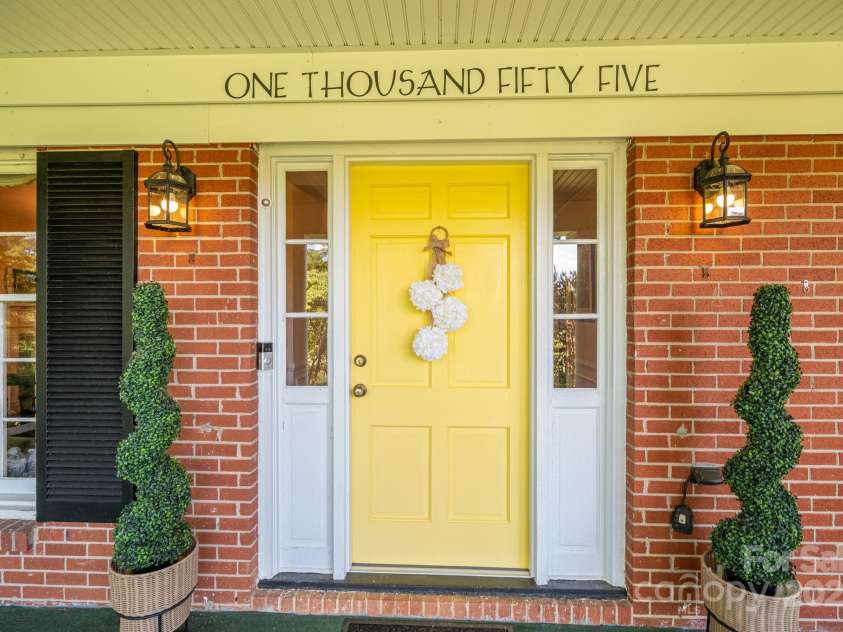 1055 Fairway Lane, Lincolnton, NC 28092.  MLS# CAR4284605, YatesRealty ID 29235. 