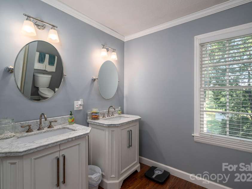 1055 Fairway Lane, Lincolnton, NC 28092.  MLS# CAR4284605, YatesRealty ID 29235. Full upper bath