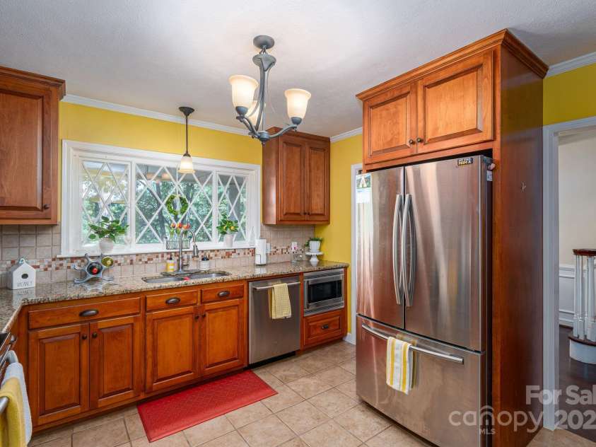 1055 Fairway Lane, Lincolnton, NC 28092.  MLS# CAR4284605, YatesRealty ID 29235. Kitchen